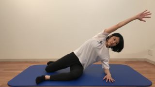 ローオブリークサイドリーチのエクササイズをする女性