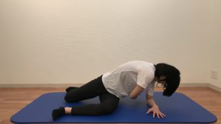 ローオブリークツイストのエンドポジションをとる女性
