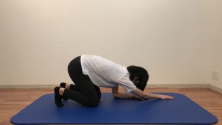 フォースタンスストレッチを実施する女性