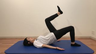 シングルレッグヒップリフトをする女性