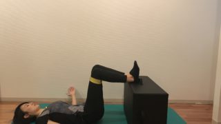 バタフライエクササイズをする女性