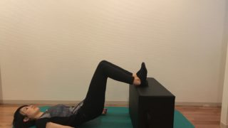 90-90ヒップリフトをする女性