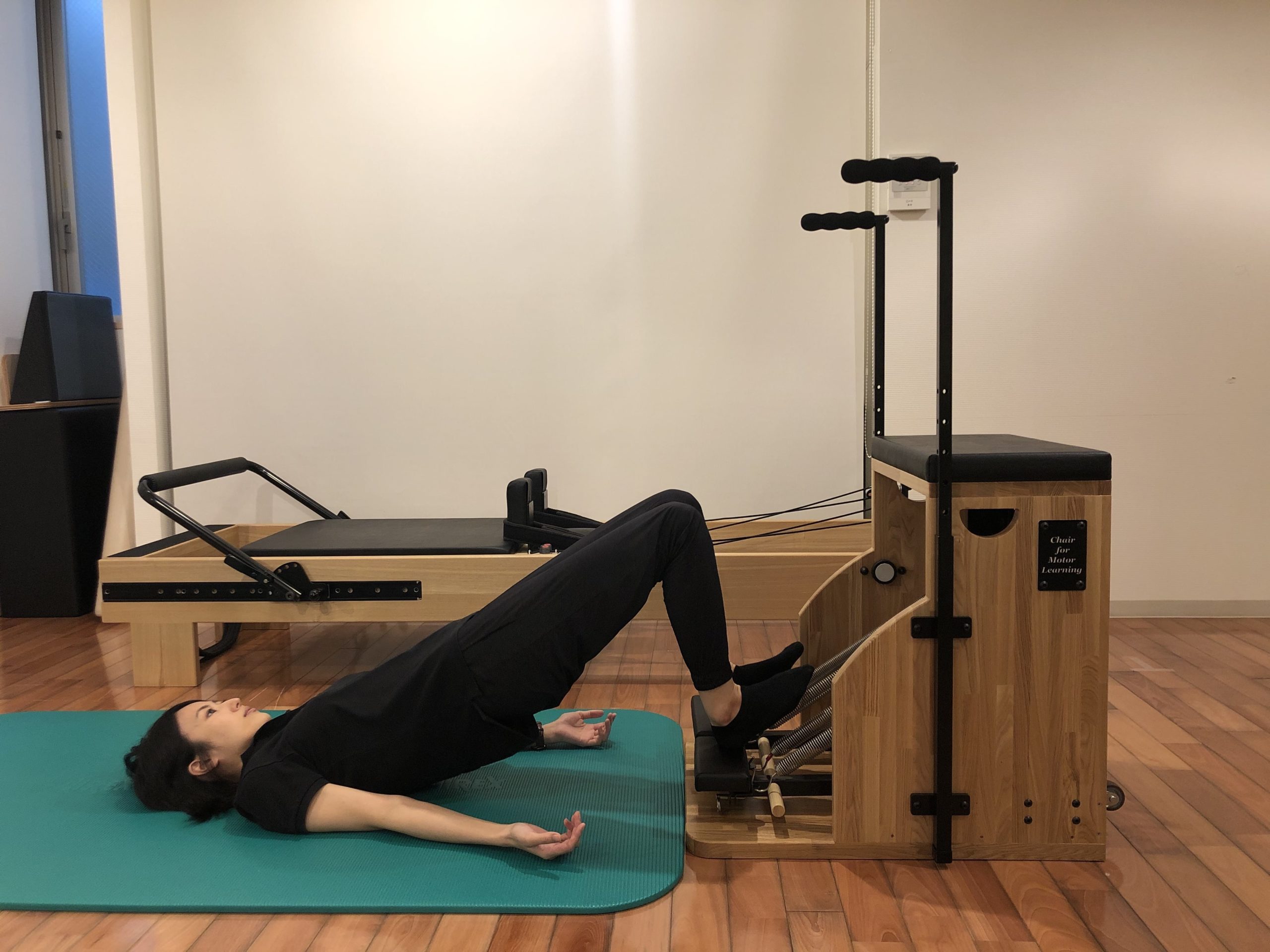 ピラティスチェアエクササイズ｜レッグカールヒップリフト｜imok Academy