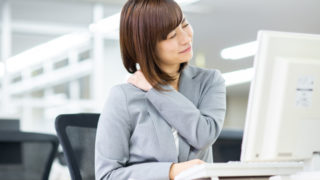 仕事中に肩こりを感じる女性