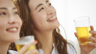 ビールを飲む女性
